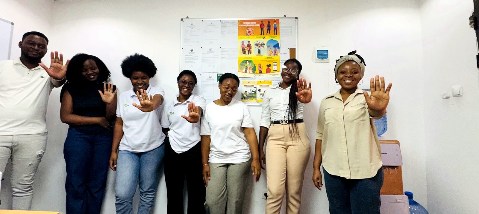 A equipa da SolidarChild com as mãos levantadas, num gesto contra a violência