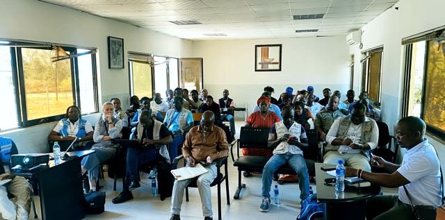 Participantes de várias organizações na reunião de coordenação em Macomia
