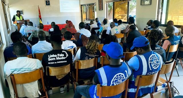 Representantes de organizações humanitárias acompanham a apresentação
